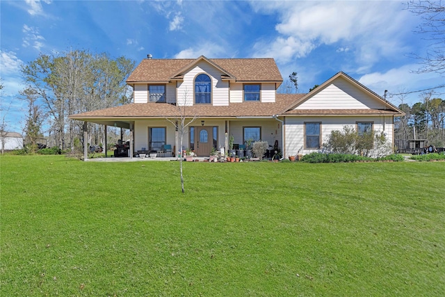 country-style home featuring a front lawn