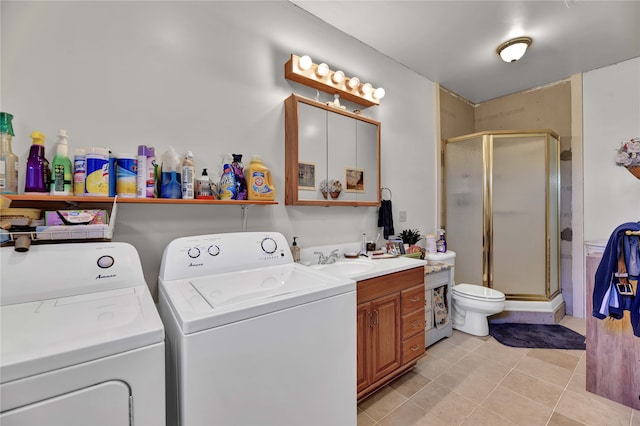 laundry room featuring sink, light tile patterned floors, and independent washer and dryer