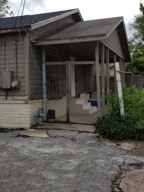 view of front of property featuring covered porch