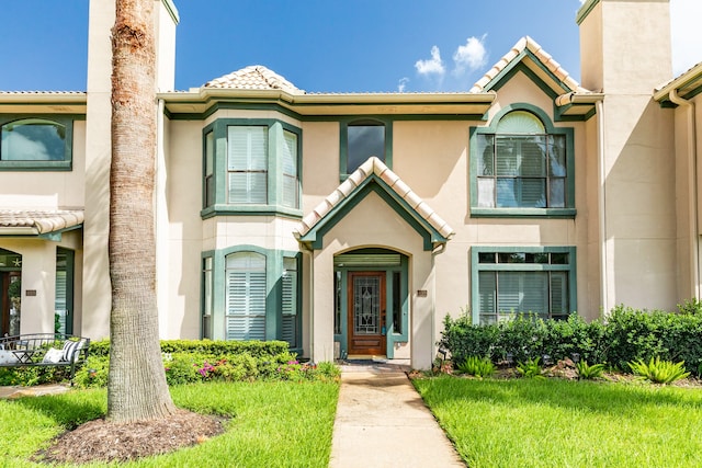 view of front of property featuring a front yard