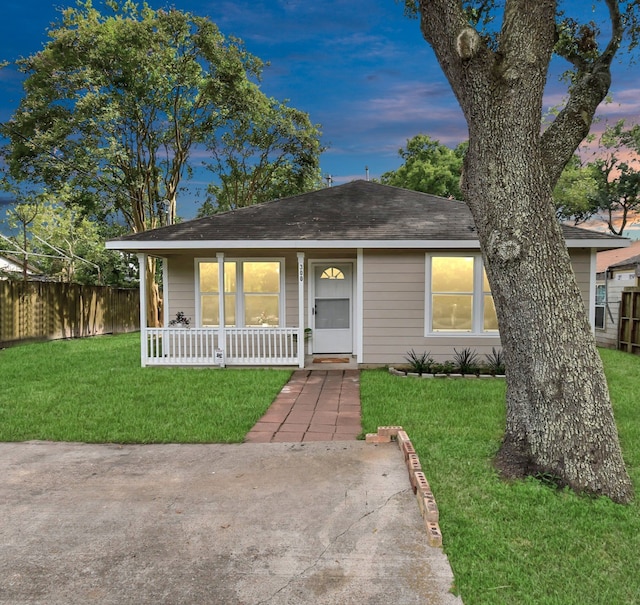 single story home featuring a yard