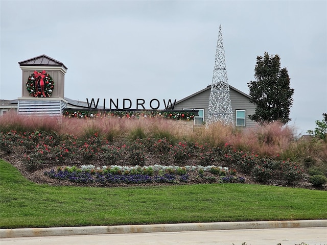 community / neighborhood sign featuring a lawn