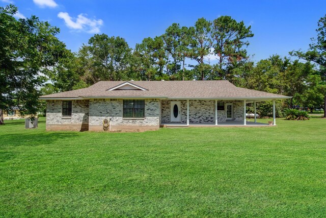 ranch-style home featuring a front lawn