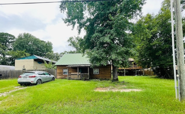 view of front of property featuring a front yard