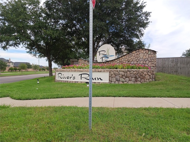 community sign with a yard