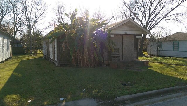 exterior space featuring a lawn