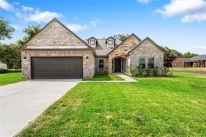 view of front facade featuring a garage and a front yard