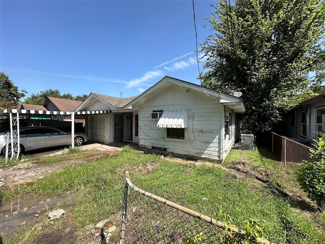 bungalow featuring a carport and a front lawn