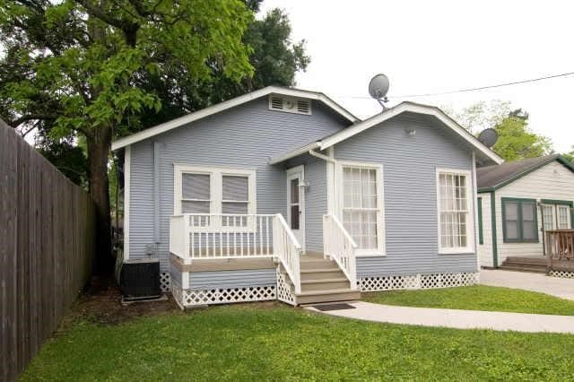 view of front facade with central AC and a front lawn