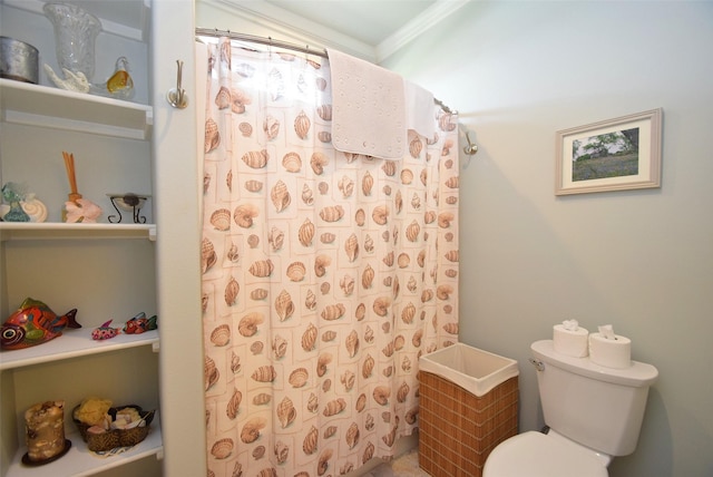 bathroom featuring toilet and curtained shower