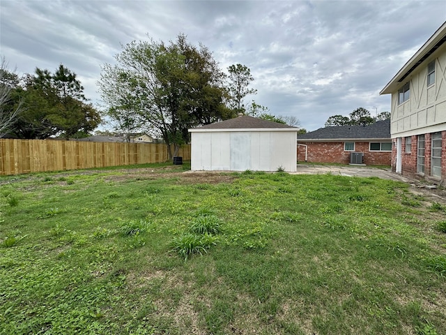 view of yard with an outbuilding