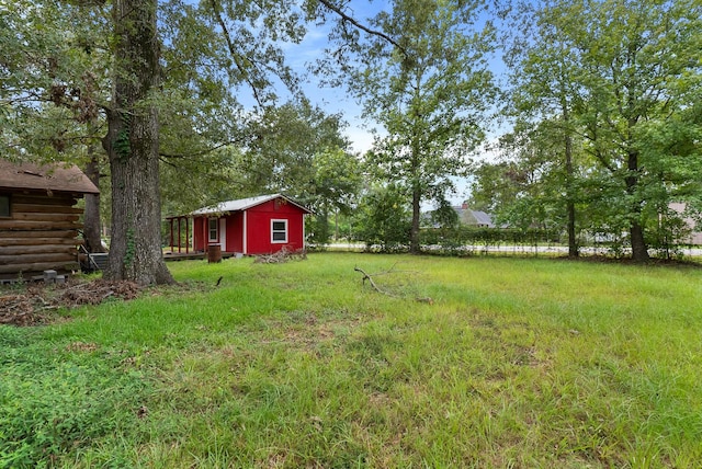 view of yard featuring an outdoor structure