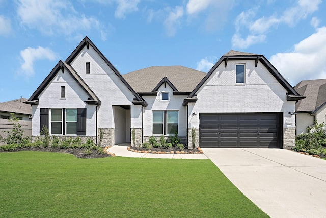 view of front of house featuring a front lawn