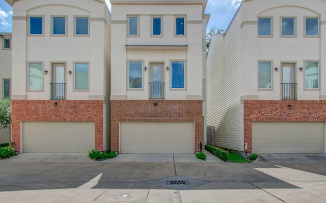 townhome / multi-family property featuring a garage