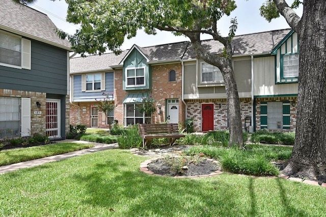 view of front of property featuring a front yard