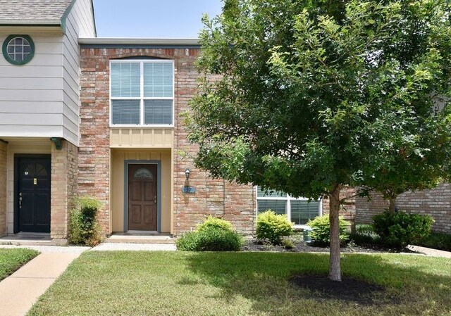 view of front of property with a front lawn