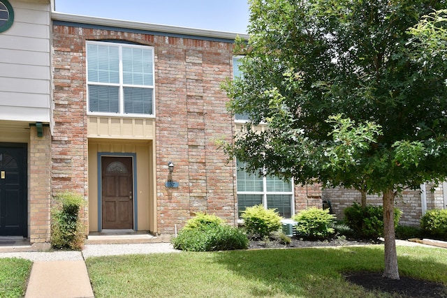 view of front facade with a front lawn