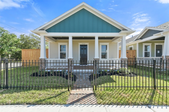 view of front of property featuring a front yard and covered porch