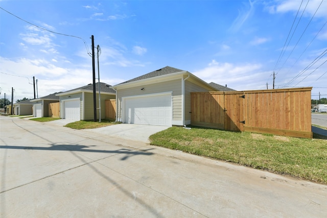 view of front facade featuring a front yard and a garage