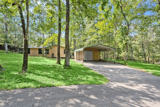 view of front of home with an outbuilding, a front lawn, and a carport