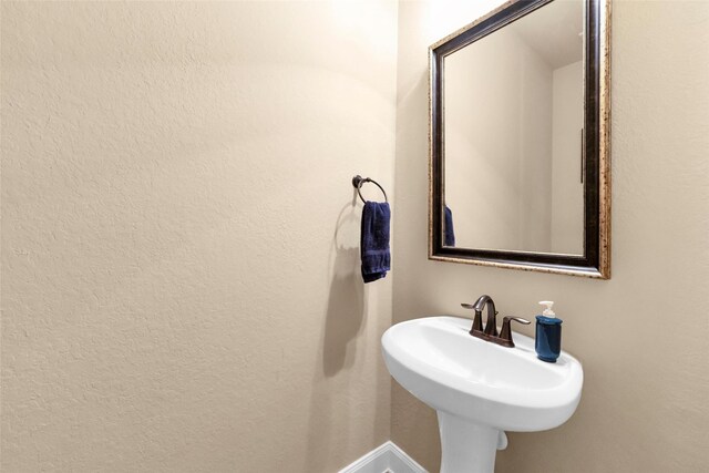 bathroom featuring sink