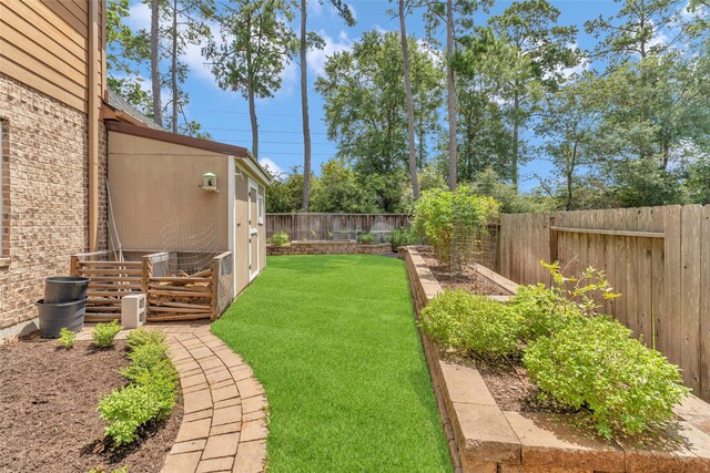 view of yard featuring an outdoor structure