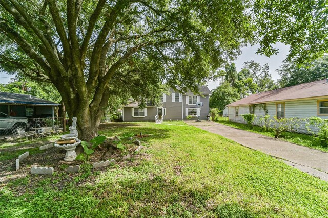 view of front of home featuring a front lawn