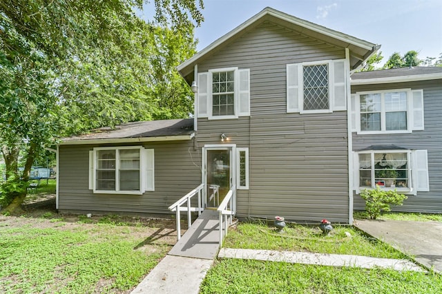 view of front of property featuring a front yard