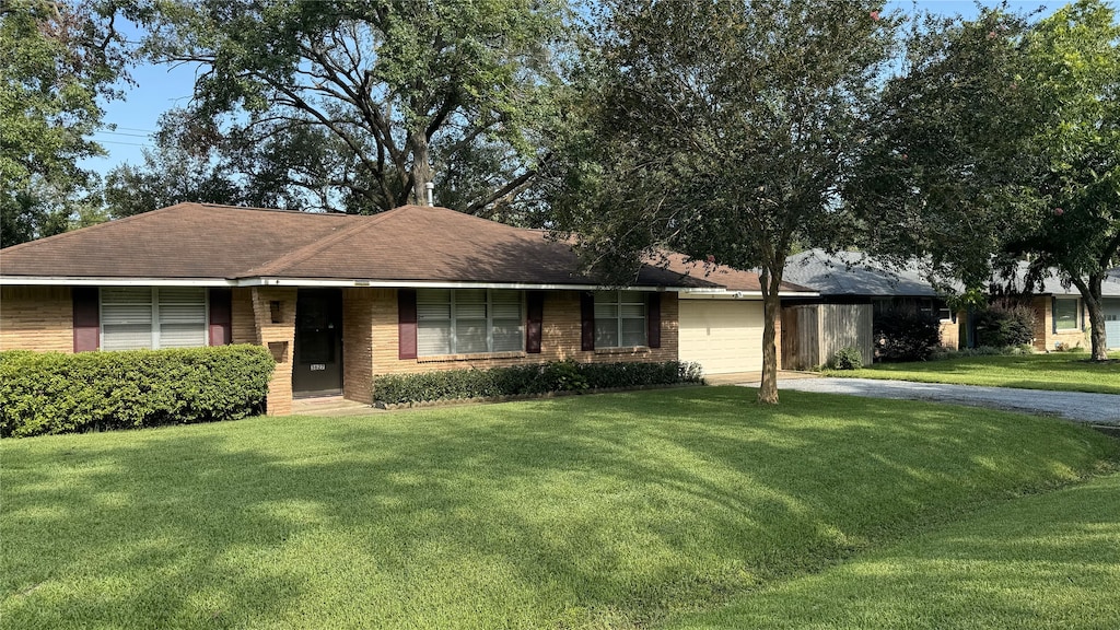 single story home with a front lawn