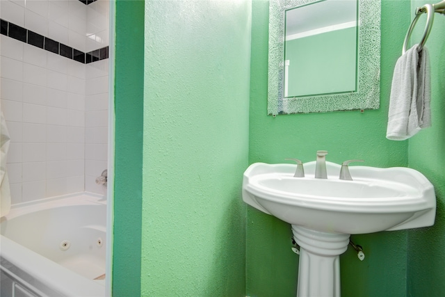 bathroom featuring tiled shower / bath combo