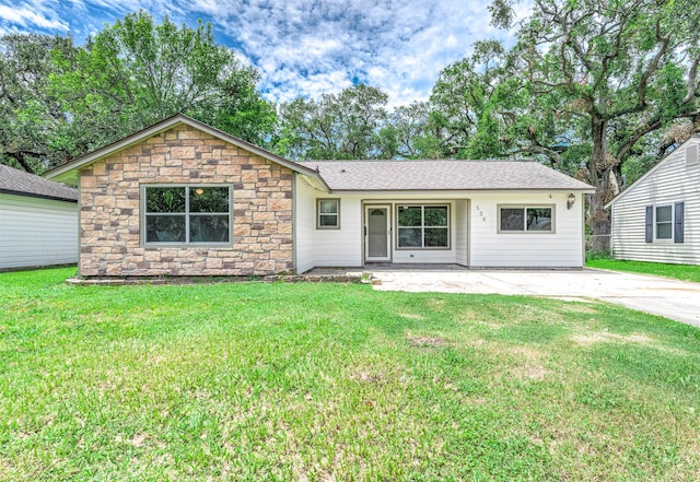 ranch-style house featuring a front yard