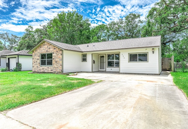 single story home featuring a front lawn