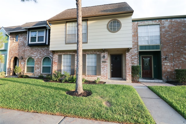 view of front of property featuring a front yard