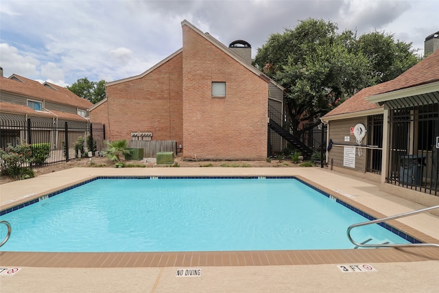 view of swimming pool