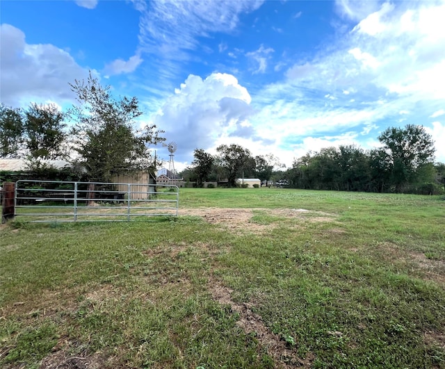 view of yard featuring a rural view