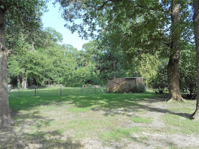 view of yard with an outdoor structure