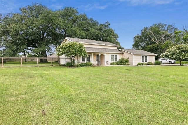 view of front facade featuring covered porch and a front yard