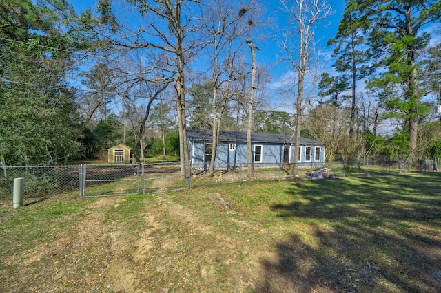 view of yard with a storage unit