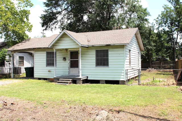 view of front of property featuring central AC unit and a front yard