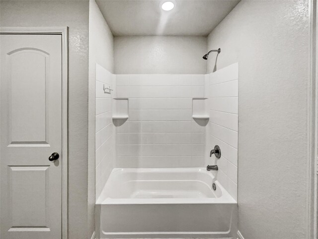 bathroom featuring tiled shower / bath