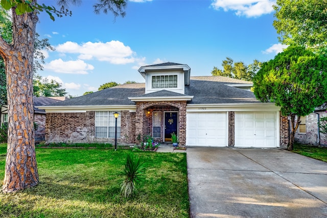 view of front facade featuring a garage and a front yard