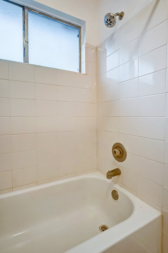 bathroom featuring tiled shower / bath combo