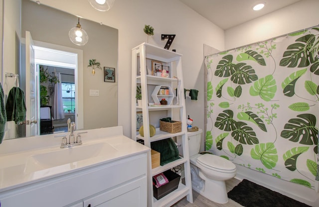 full bath featuring a shower with shower curtain, vanity, and toilet