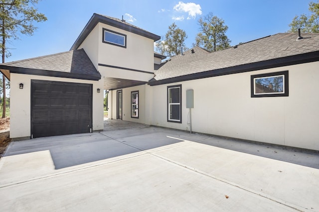 view of front facade featuring a garage