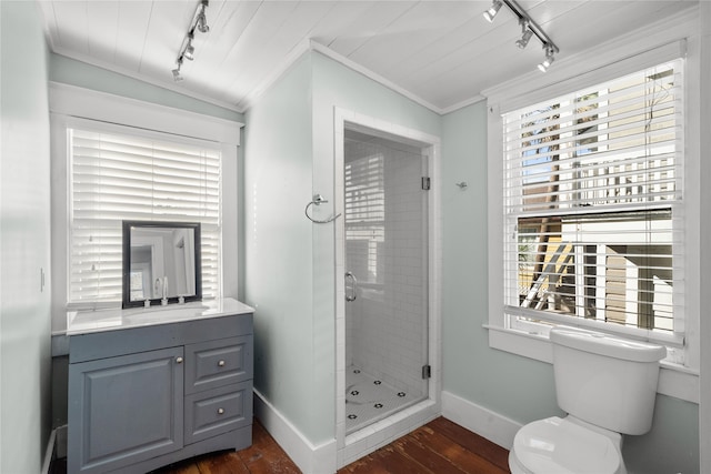 bathroom with wood-type flooring, a shower with door, vaulted ceiling, and crown molding