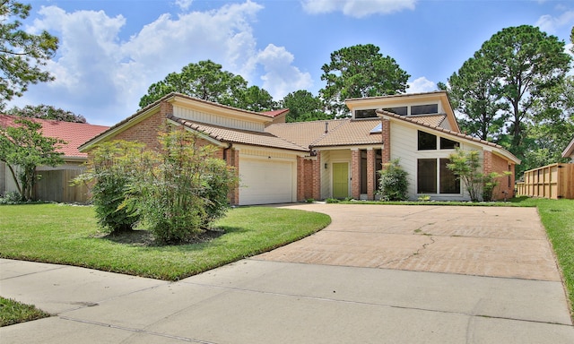 view of front of property featuring a front yard