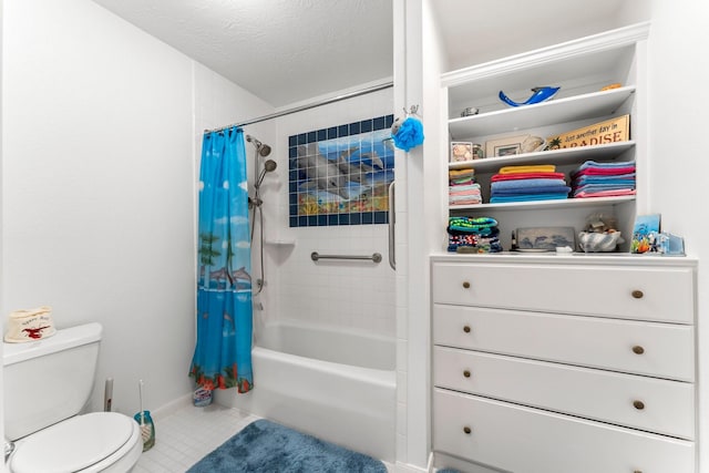 full bath with a textured ceiling, toilet, tile patterned floors, baseboards, and shower / tub combo with curtain