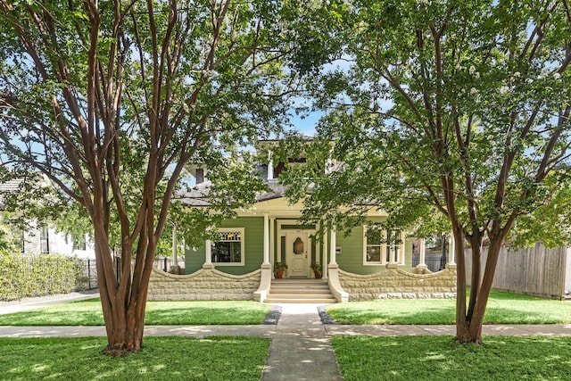 view of front of house featuring a front lawn