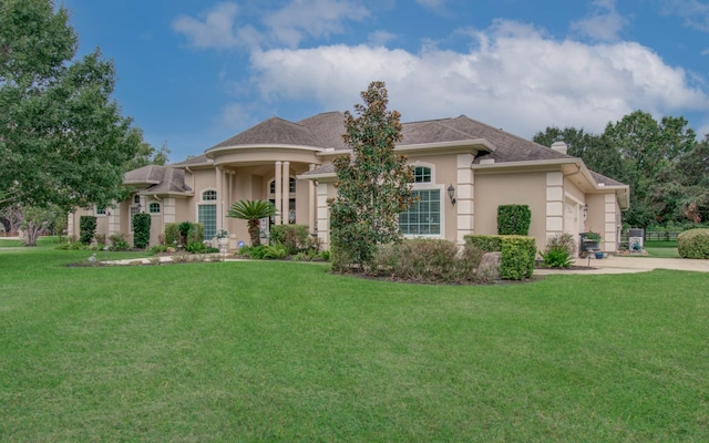 view of front facade featuring a front yard and a garage