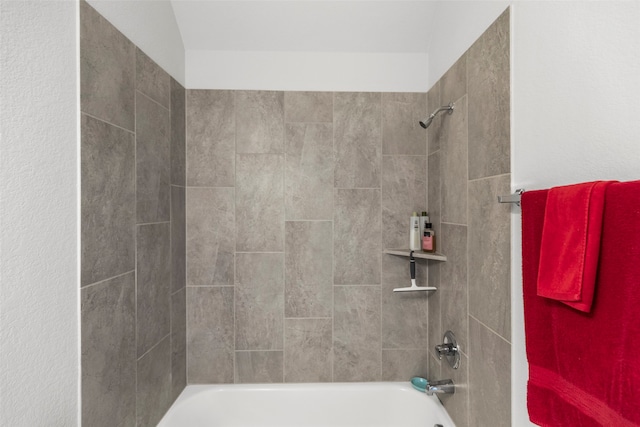 bathroom with tiled shower / bath